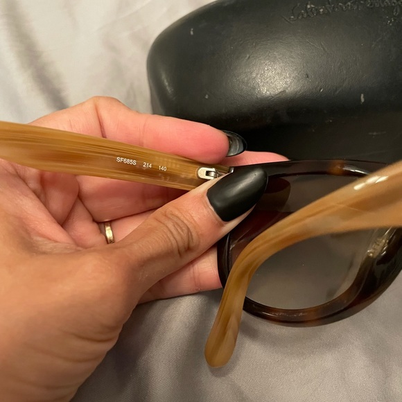 Ferragamo sunglasses with case main image 5